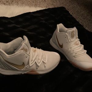 Nike Kyrie 5 white/metallic gold Youth bb shoe